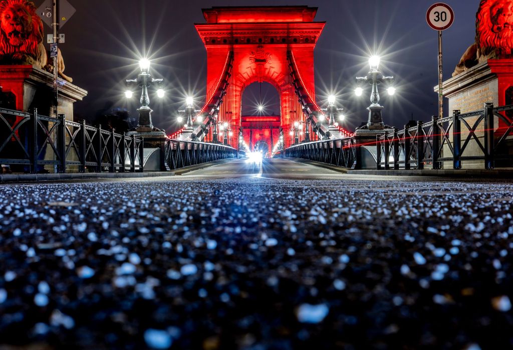 Vörösbe borult a Lánchíd az AIDS-elleni küzdelem világnapján