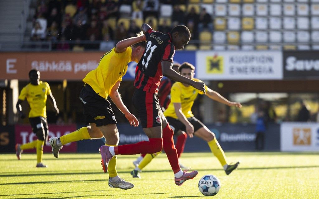 Midtjylland's Ecuadorian midfielder #21 Denil Castillo plays the ball during the UEFA Europa League Playoff Second Leg football match between KuPS Kuopio and Midtjylland in Kuopio, on August 28, 2025. (Photo by Matias Honkamaa / Lehtikuva / AFP) / Finland OUT