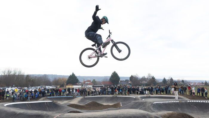 Átadták Magyarország leghosszabb kerékpáros pumpapályáját Zsámbékon