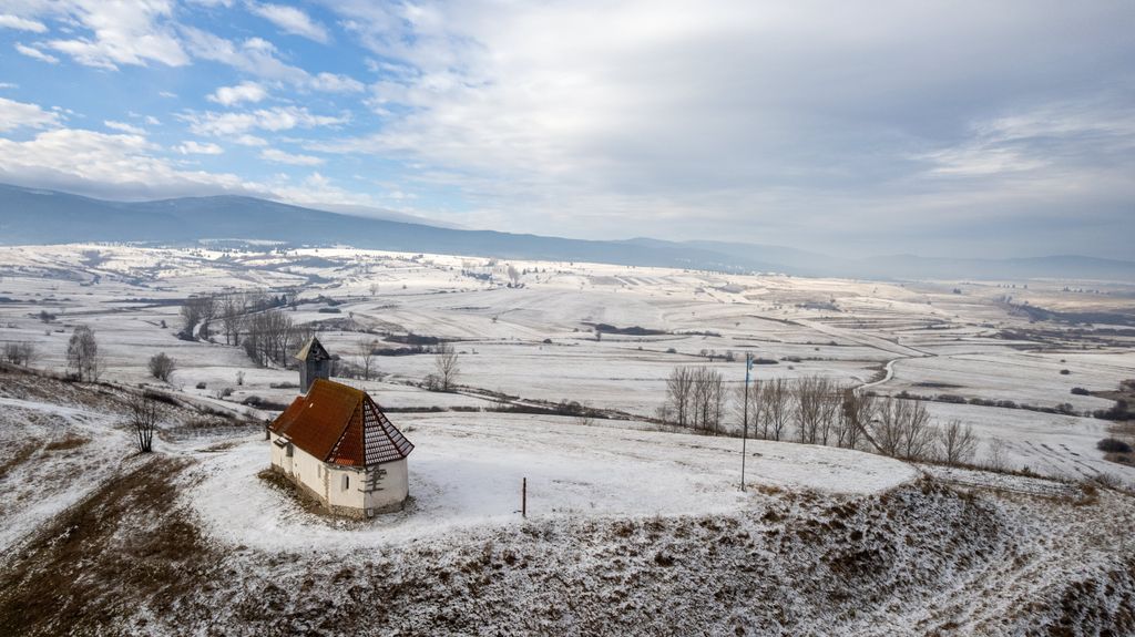Erdély - Drónnal készített képen a Szent Jakab és Fülöp kápolna a székelyföldi Csíkrákos határában 