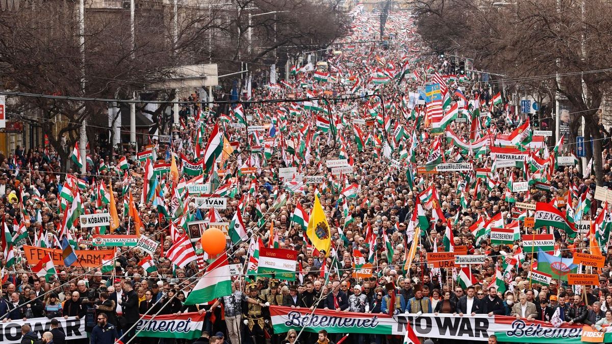 Magabiztos Fidesz előny, nyílik az olló a kormánypártok és a Tisza Párt között