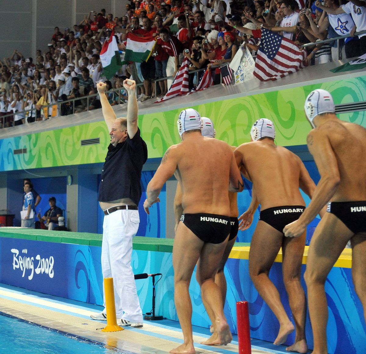 Kemény Dénes és a játékosok ünneplése, miután Magyarország harmadszor is olimpiai bajnok férfi vízilabdában