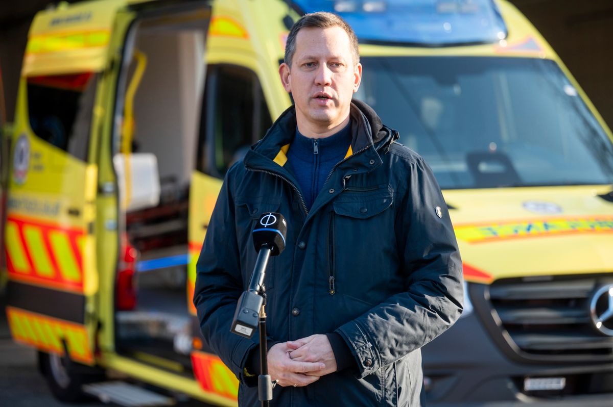 Budapest, 2025. december 27.
Fülöp Attila, a Belügyminisztérium gondoskodáspolitikáért felelős államtitkára beszédet mond az új mentőautó átadásán a pesthidegkúti mentőállomáson 2025. december 27-én.
MTI/Balogh Zoltán