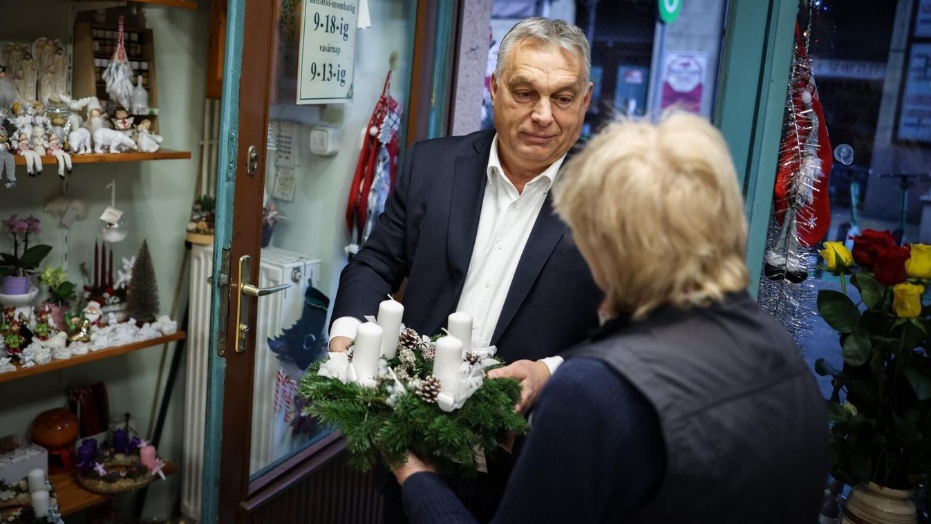 A 2022-ben készült fotón a miniszterelnök látható, amint éppen adventi koszorút vásárol (Forrás: Facebook)