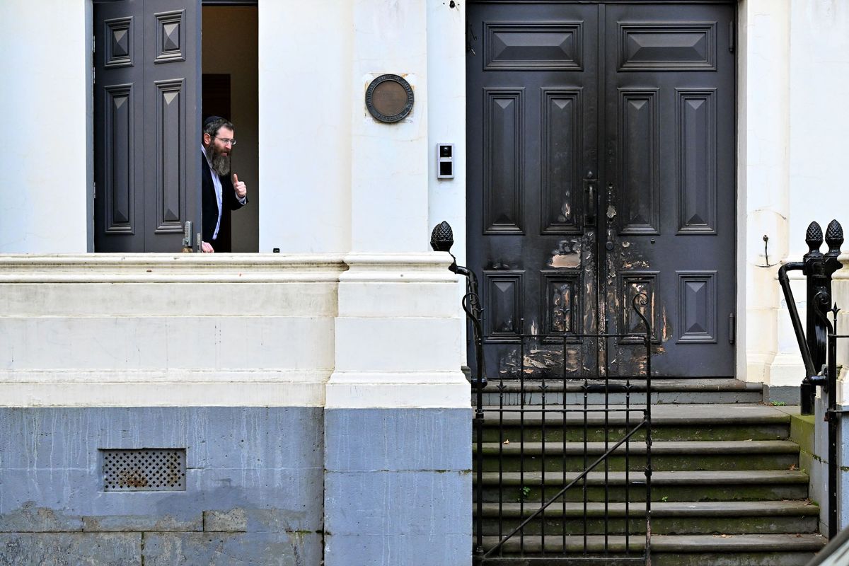 Képünk illusztráció – A melbourne-i East Melbourne zsinagóga kiégett főbejárata mellett Melbourne-ben, 2025. július 6-án