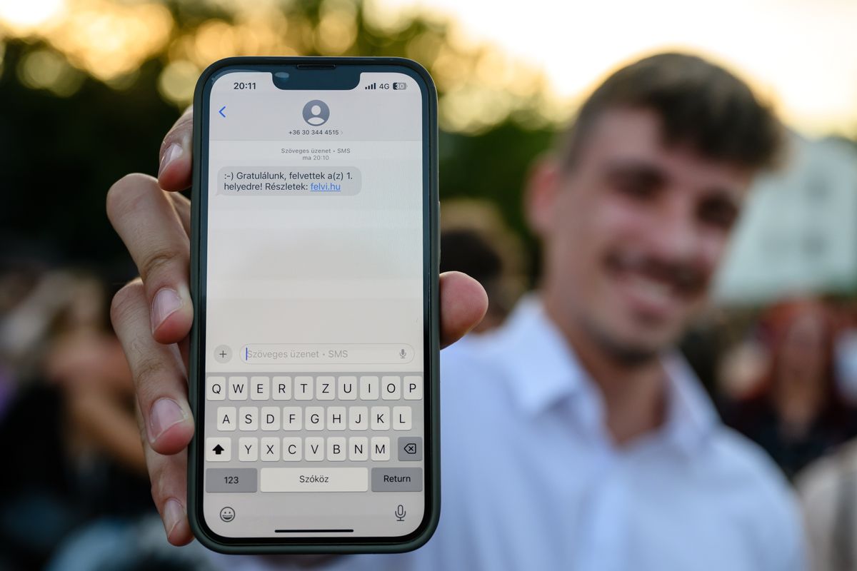 Veszprém, 2025. július 23.
Felvételi értesítőjét mutatja telefonján egy fiatal Veszprémben, a Pannon Egyetem Pont Ott Partiján 2025. július 23-án.
MTI/Vasvári Tamás