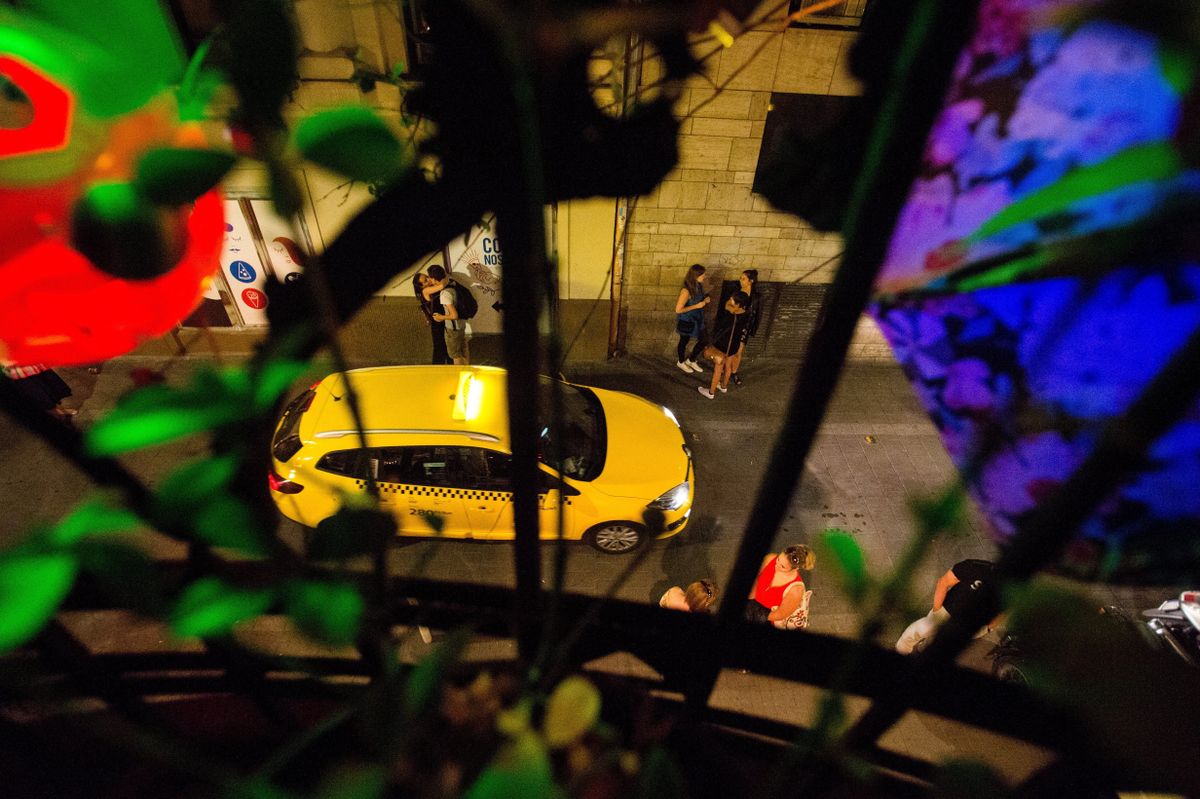 Budapest, 2017. augusztus 30.
Budapest VII. kerületében a bulinegyedként ismert rész 2017. augusztus 29-én. A környéken lakók a hajnal négy óráig nyitva tartó vendéglátóhelyeken hangoskodók miatt panaszkodnak és várnak megoldást az önkormányzattól. A vendéglátósok a megélhetésüket féltik, ha esténként hamarabb kellene bezárniuk a szórakozóhelyeket. Lapértesülés szerint Vattamány Zsolt (FideszKDNP), Erzsébetváros polgármestere hamarosan a VII. kerületi képviselõ-testület rendkívüli ülése elé terjeszt egy átfogó rendeletmódosítási és intézkedési tervezetet.
MTI Fotó: Balogh Zoltán