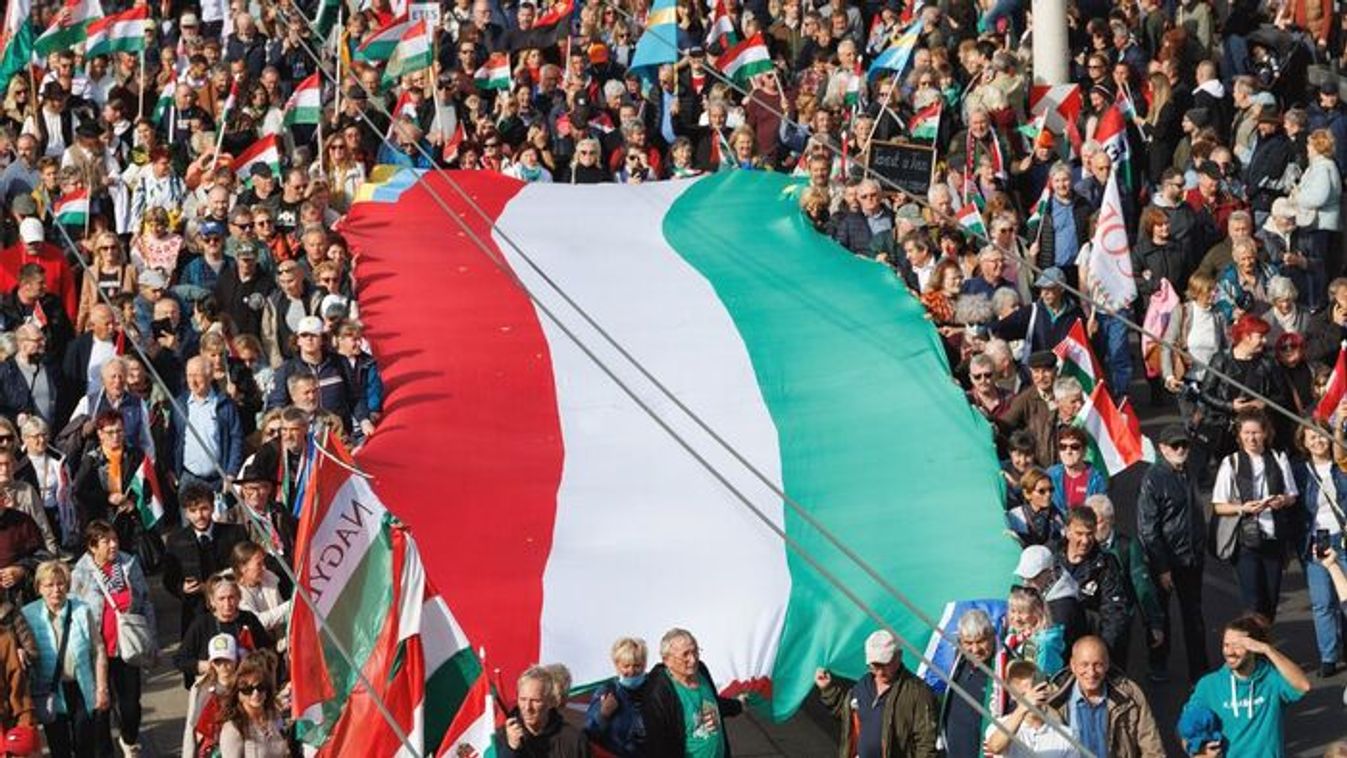 The Peace March on its way to Kossuth Square (Source: MW / Balazs Hatlaczki)