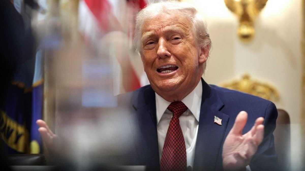 Elképesztő jelenet miatt állt meg Trump sajtótájékoztatója – videó