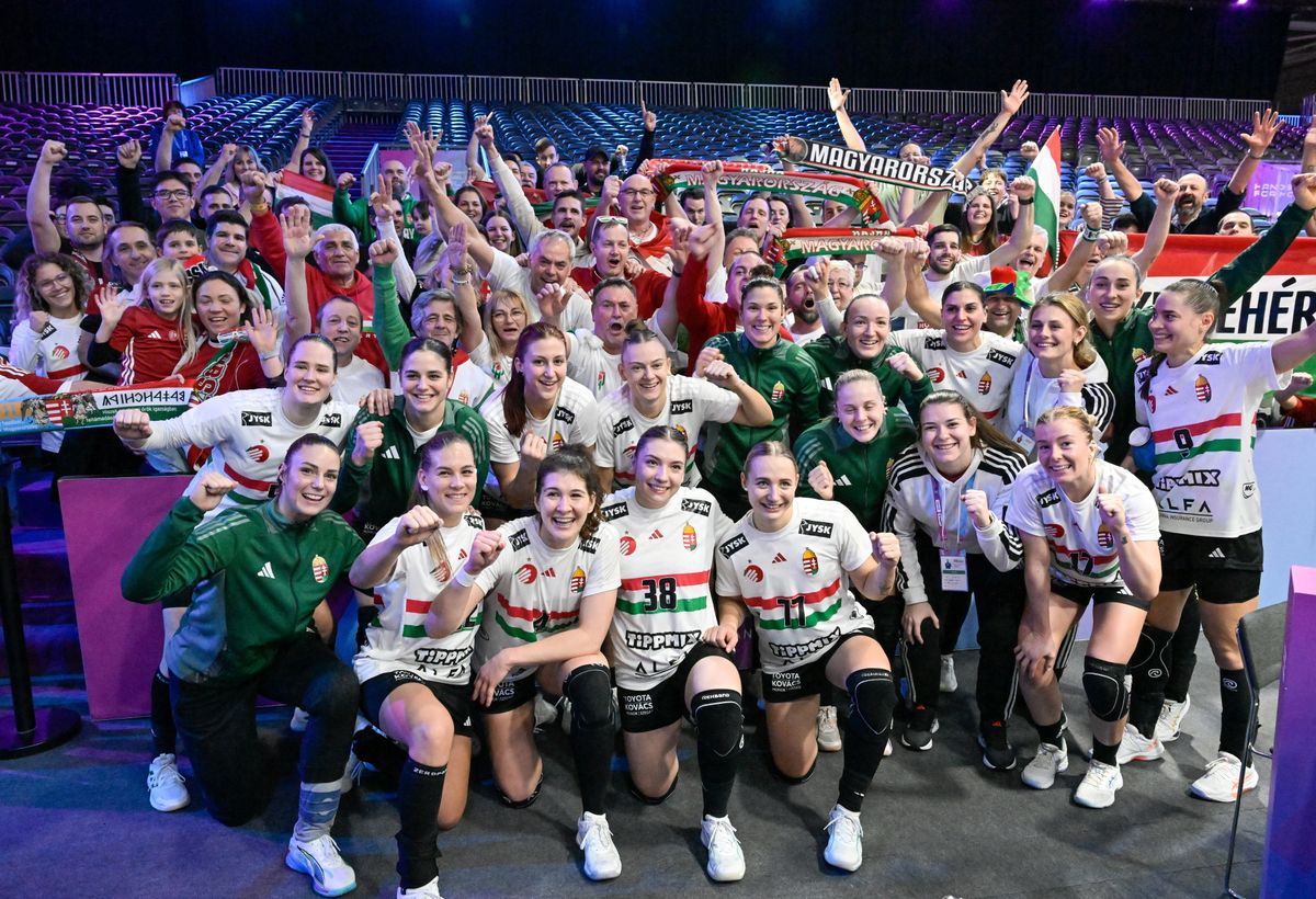 A magyar női kézilabda-válogatott a szurkolókkal közösen ünnepelte a sikert