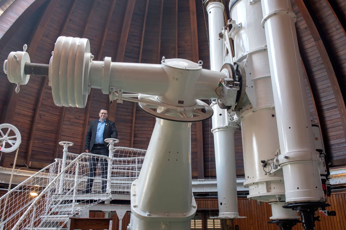 Budapest, 2024. március 21.
A tavaly Prima Primissima Díjjal kitüntetett Kiss L. László Széchenyi-díjas fizikus, csillagász Budapesten, a Svábhegyi Csillagvizsgálóban 2024. március 21-én.
MTI/Czimbal Gyula