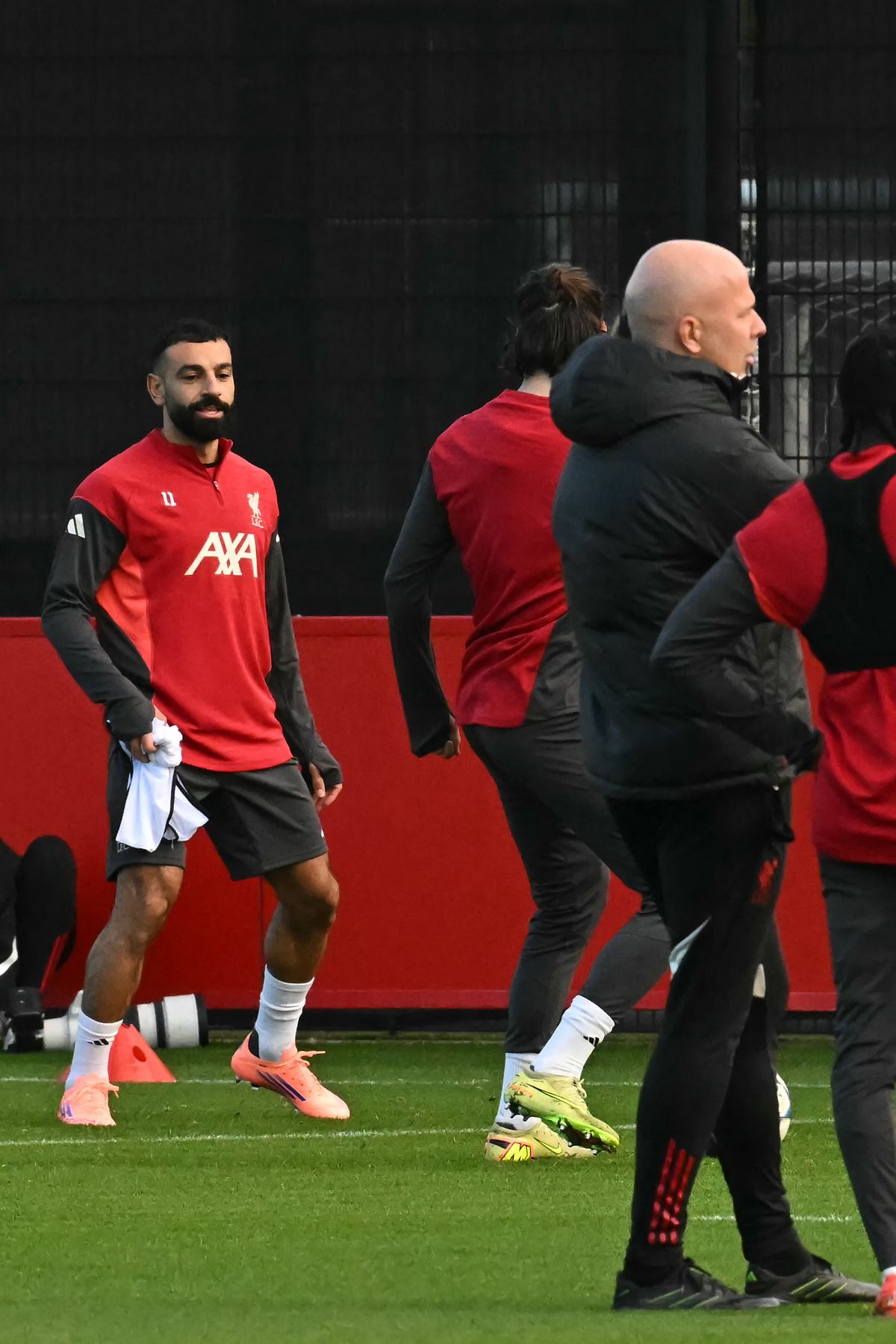 Megfér egymás mellett Szalah és Slot (feketében) Liverpoolban?