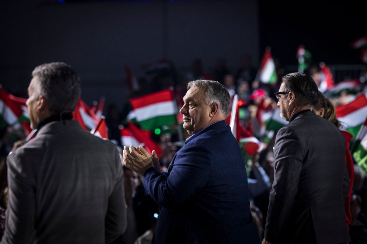 Kecskemét, 2025. december 6.
A Miniszterelnöki Kommunikációs Főosztály által közreadott képen Orbán Viktor miniszterelnök (j) a színpadon a digitális polgári körök által szervezett háborúellenes gyűlésen Kecskeméten 2025. december 6-án. Mellette Csiszár Jenő műsorvezető.
MTI/Miniszterelnöki Kommunikációs Főosztály/Fischer Zoltán