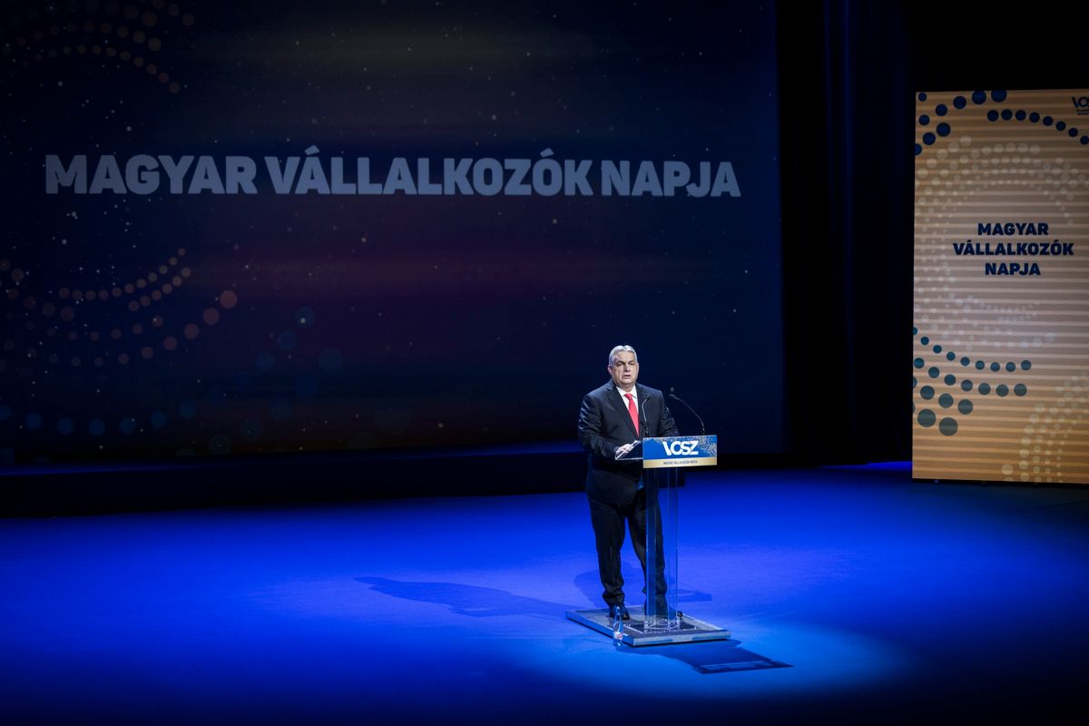 A Miniszterelnöki Kommunikációs Főosztály által közreadott képen Orbán Viktor miniszterelnök beszédet mond a Vállalkozók és Munkáltatók Országos Szövetségének (VOSZ) év végi üzleti eseményén, a Magyar Vállalkozók Napja rendezvényen a Müpában 2025. december 5-én (Fotó: MTI/Miniszterelnöki Kommunikációs Főosztály/Kaiser Ákos)