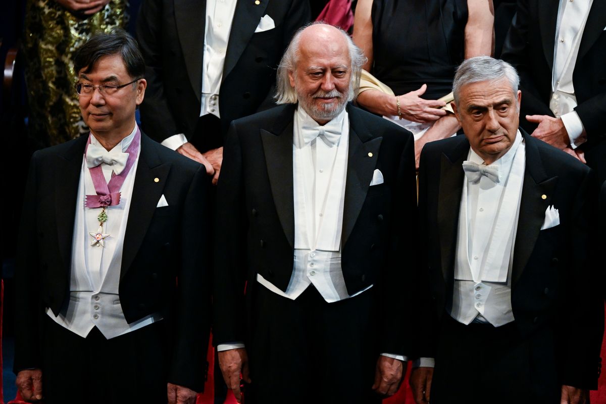 Stockholm, 2025. december 10.
Krasznahorkai László író (k), mielőtt átveszi az életművével elnyert irodalmi Nobel-díjat a 2025-ös Nobel-díjak átadási ünnepségén a stockholmi hangversenyteremben 2025. december 10-én. Mellette balról az orvosi-élettani Nobel-díjas Szakagucsi Simon japán immunológus, jobbról a közgazdasági Nobel-emlékdíj kitüntetettje, Joel Mokyr amerikai-izraeli gazdaságtörténész.
MTI/Koszticsák Szilárd