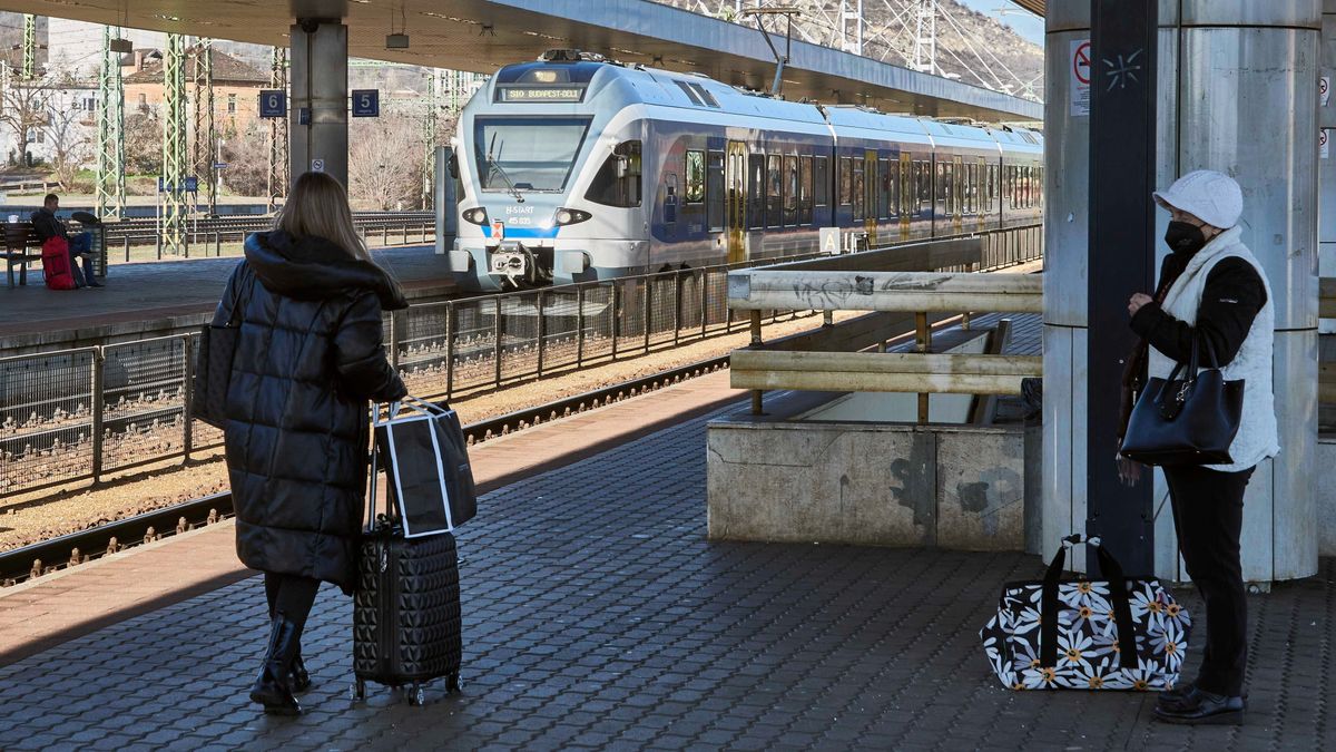 kelenföld, Budapest, 2023. január 14.Vonatra várakozó utasok és egy a MÁV Start Zrt. Stadler Flirt típusú személyvonata a Kelenföld vasútállomáson, amely a Déli, a Keleti és a Nyugati pályaudvar mellett Budapest négy legforgalmasabb vasútállomása közé tartozik a főváros XI. kerületében, Kelenföld és Őrmező területén.MTVA/Bizományosi: Róka László ***************************Kedves Felhasználó!Ez a fotó nem a Duna Médiaszolgáltató Zrt./MTI által készített és kiadott fényképfelvétel, így harmadik személy által támasztott bárminemű – különösen szerzői jogi, szomszédos jogi és személyiségi jogi – igényért a fotó szerzője/jogutódja közvetlenül maga áll helyt, az MTVA felelőssége e körben kizárt.
