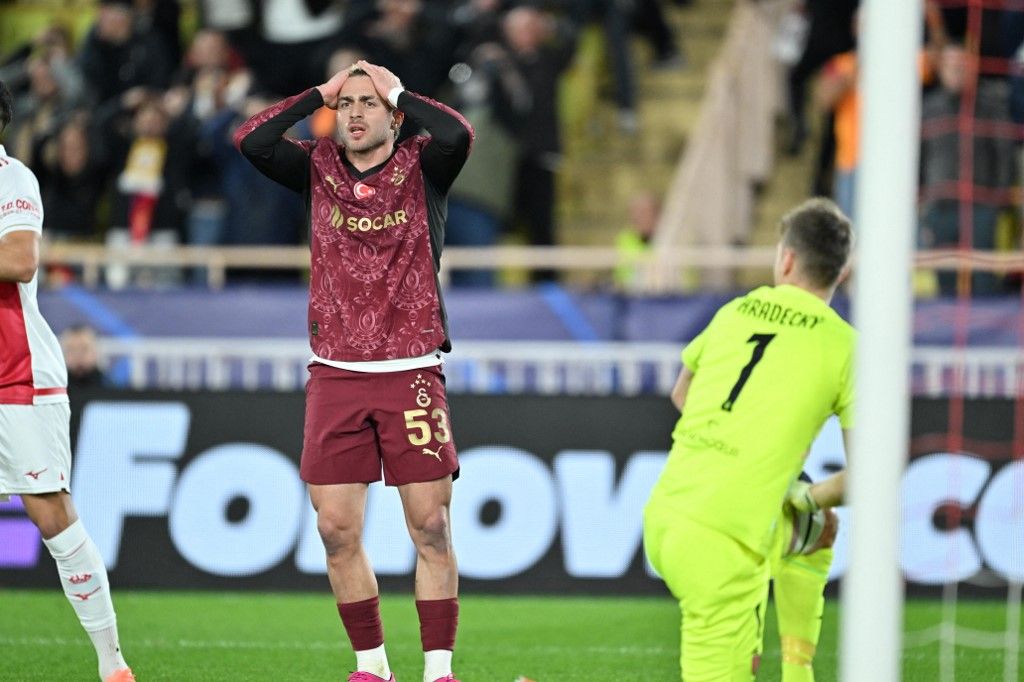 Baris Yilmaz foghatta a fejét, helyzetét nem tudta gólra váltani az első játékrészben