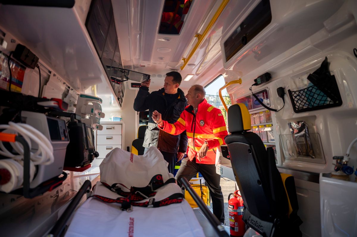 Budapest, 2025. december 27.
Fülöp Attila, a Belügyminisztérium gondoskodáspolitikáért felelős államtitkára (b) és Győrfi Pál, az Országos Mentőszolgálat szóvivője az új mentőautó átadásán a pesthidegkúti mentőállomáson 2025. december 27-én.
MTI/Balogh Zoltán