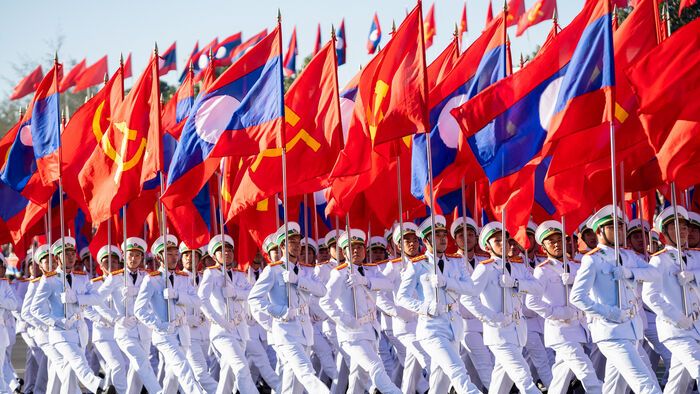 Katonák masíroznak Laosz nemzeti ünnepén rendezett katonai parádén