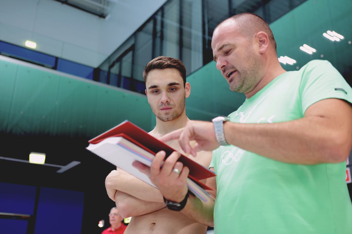 Virth Balázs magyaráz Milák Kristófnak. Olimpiai arany lett a közös munka eredménye. Az edzőt végül rehabilitálták és megkapta az életjáradékot