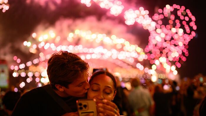 Szilveszter Ausztráliában - Tűzijátékok petárdái robbannak az ausztrál nagyváros, Sydney kikötőjében, az operaház és a Harbour híd fölött szilveszter éjszakáján.