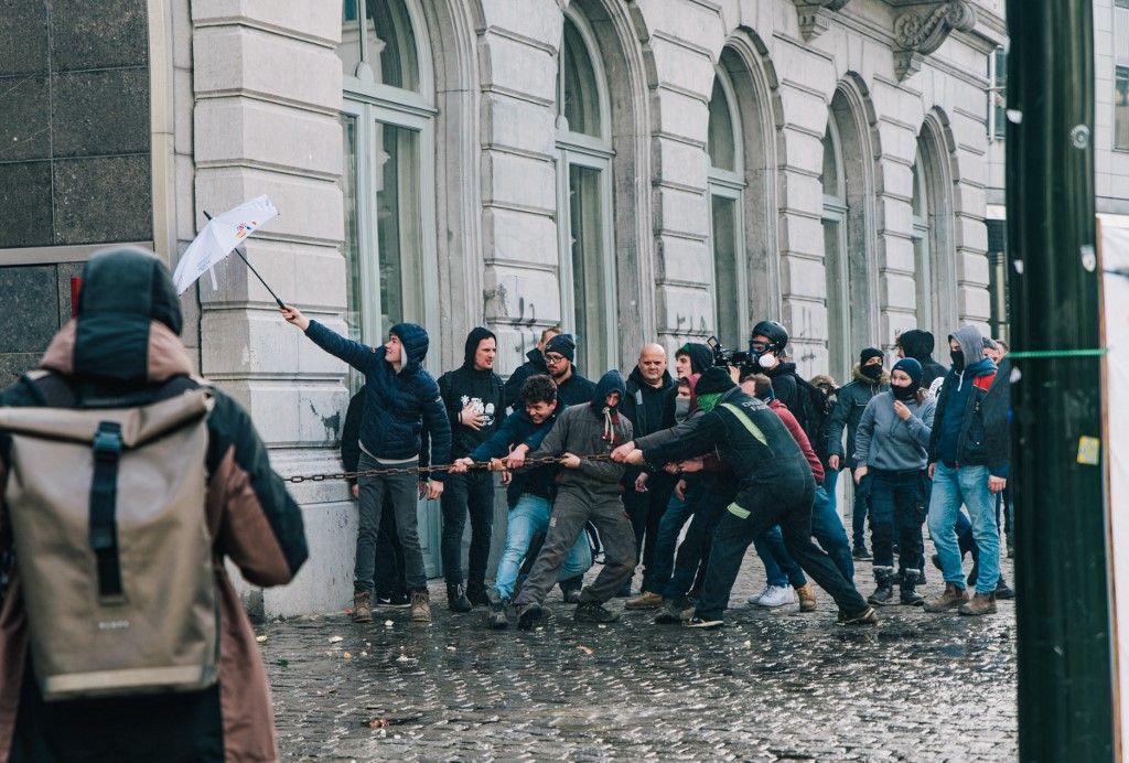 a farmers' protest to denounce the reforms of the Common Agricultural Policy (CAP) and unacceptable trade agreements, in Brussels, on Thursday 18 December 2025, organised by Copa-Cogeca, the main association representing farmers and agricultural cooperatives in the EU. The protest is being organised a few hours before European Commission President von der Leyen is expected to leave for Brazil as part of the agreement with the South American trade bloc and on the sidelines of the European Council meeting on the future EU budget. BELGA PHOTO EMILE WINDAL (Photo by EMILE WINDAL / BELGA MAG / Belga via AFP)