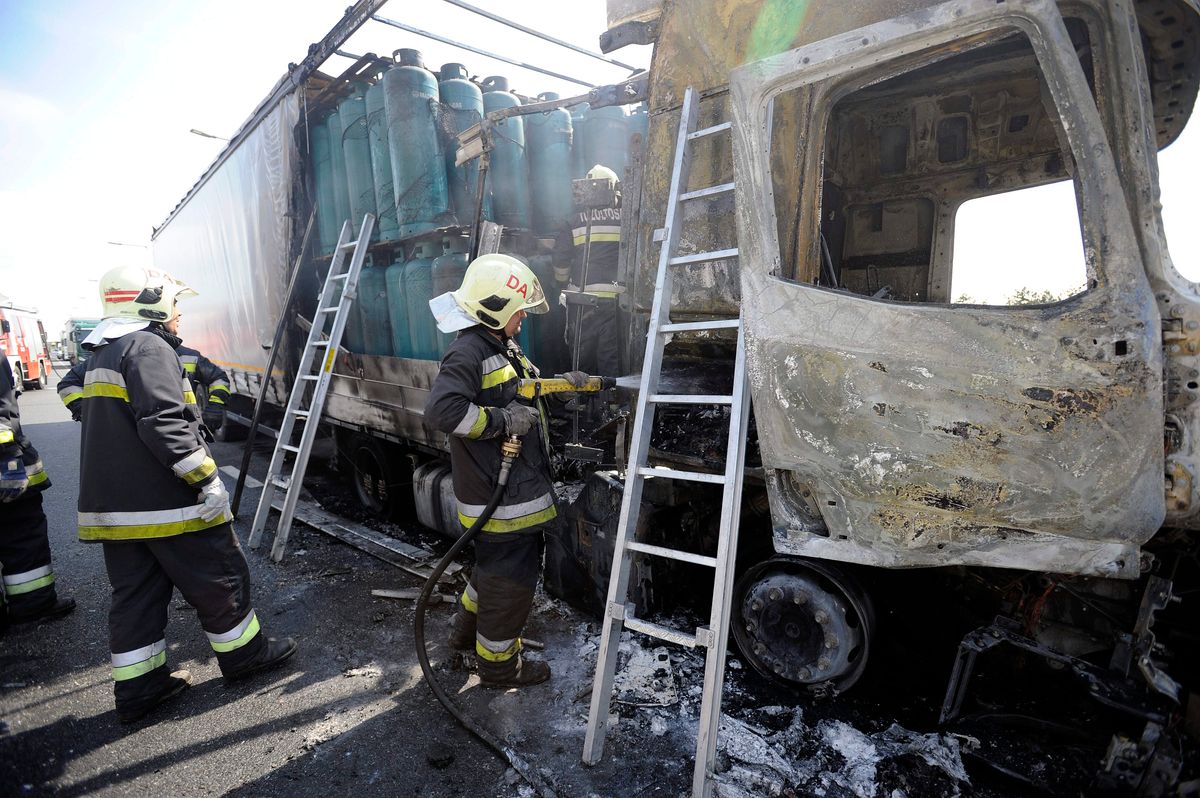Inárcs, 2016. április 23.
Tûzoltók dolgoznak 2016. április 23-án az M5-ös autópálya inárcsi pihenõjében, ahol kiégett egy 456 üres nitrogénpalackokat szállító kamion. A jármû egy parkolóban állt, amikor a fülkéje kigyulladt és a tûz átterjedt a raktérre is. A kamionban csak a sofõr tartózkodott, aki súlyos, életveszélyes égési sérüléseket szenvedett.
MTI Fotó: Mihádák Zoltán