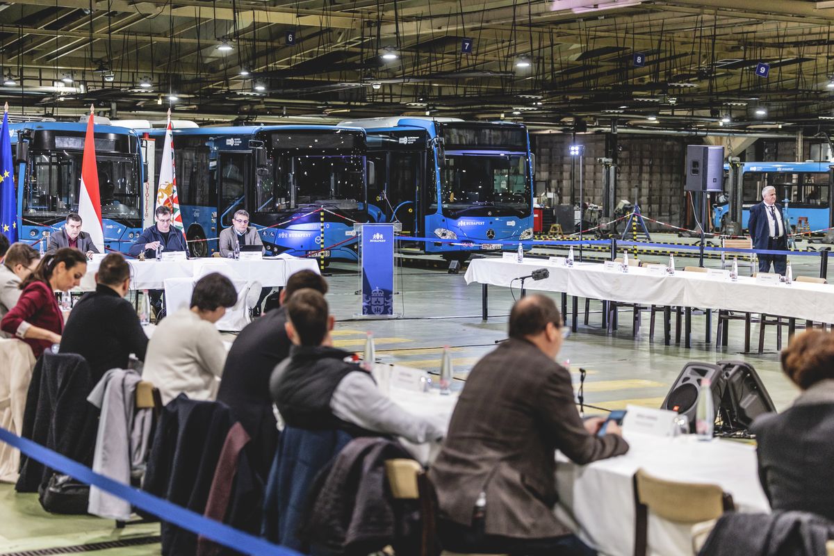 Rendkívüli Fővárosi Közgyűlés a kelenföldi buszgarázsban