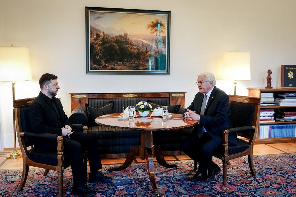 German President Frank-Walter Steinmeier (R) meets with Ukraine's President Volodymyr Zelensky at the presidential Bellevue Palace in Berlin, Germany, on December 15, 2025. Ukrainian President Volodymyr Zelensky was set to push on with talks in Berlin with US President Donald Trump's envoys on how to end the grinding war with Russia. (Photo by Kay Nietfeld / POOL / AFP)