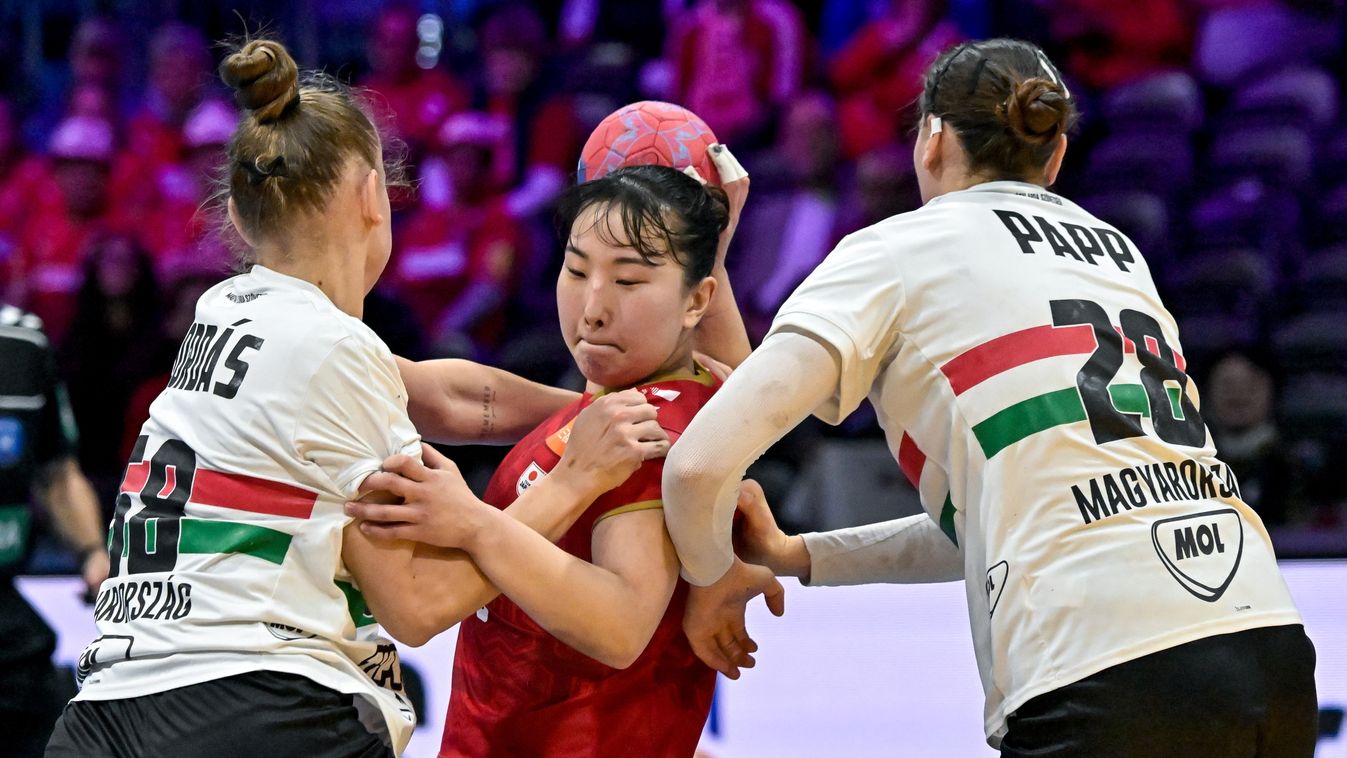 Bordás Réka
Rotterdam, 2025. december 5.
Bordás Réka (b) és Papp Nikoletta (j), valamint a japán Aizava Nacuki a német-holland közös rendezésű női kézilabda-világbajnokság középdöntőjének 2. fordulójában játszott Japán - Magyarország mérkőzésen Rotterdamb