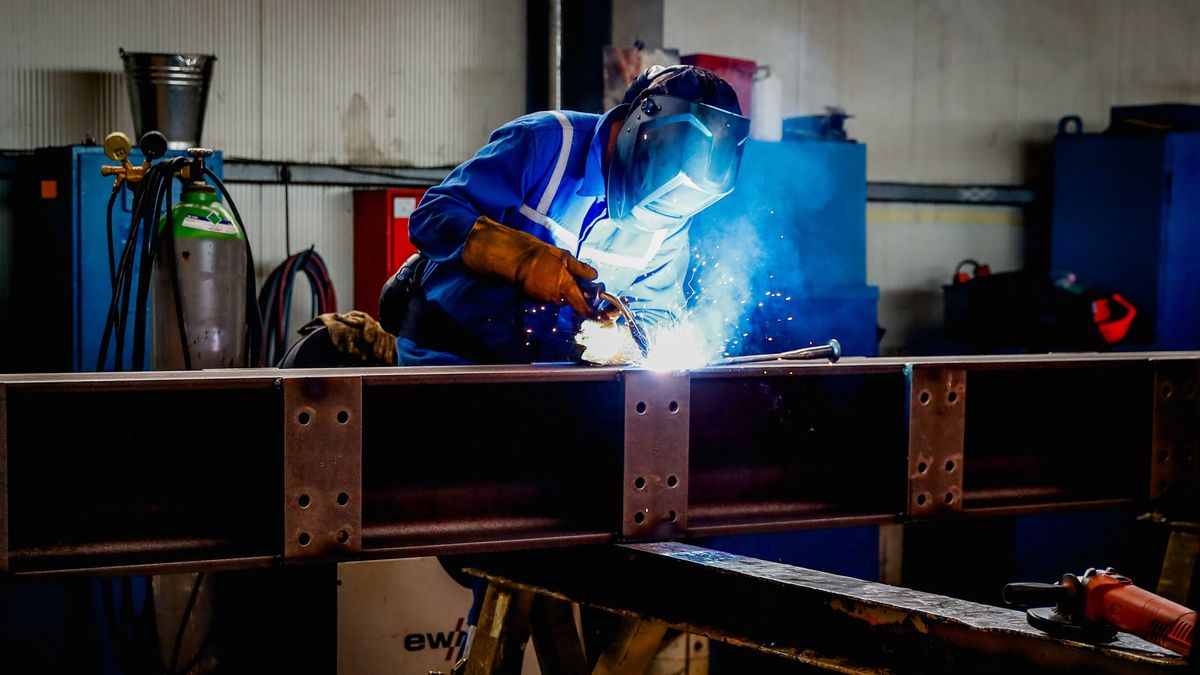 20200924 DunaújvárosRadvánszki Sándor, a Darusín Ipari Gyártó, Szerelő és Szolgáltató Kft. ügyvezető igazgató a Magyar Multi Programban elnyert támogatásról, a megvalósuló beruházásrólA képen:Lakatos védőgázas hegesztővel dolgozik az egyik munkadarabonFotó: Laczkó Izabella LIDunaújvárosi Hírlap, gazdaság,