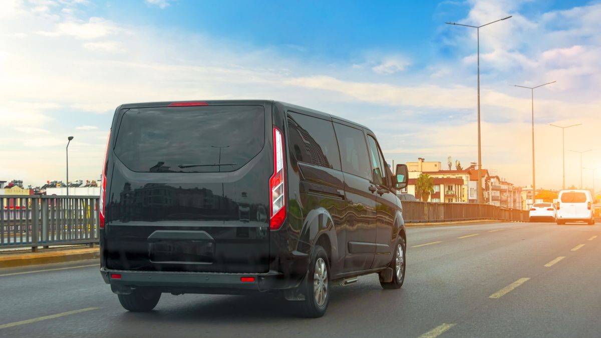 Kisbuszt és tankolókártyát lopott, ráadásul drogozott is – most a vádlottak padján ül a visszaeső