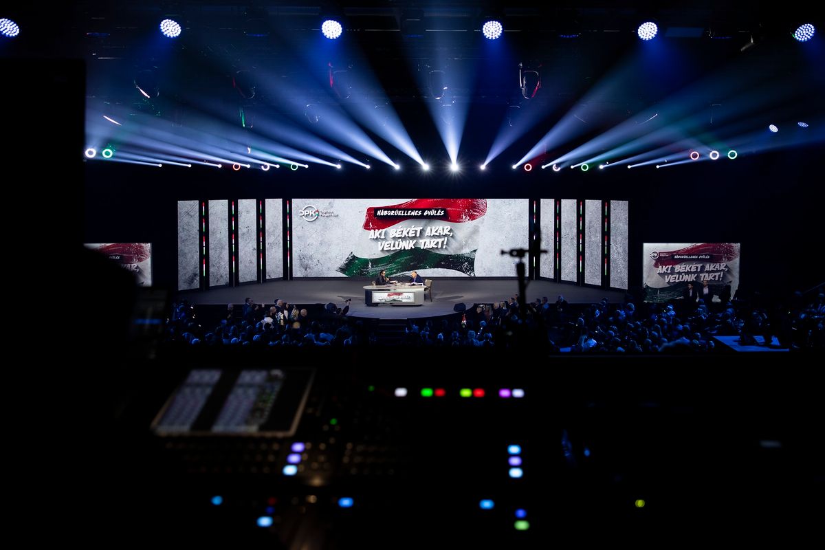 Kecskemét, 2025. december 6.
A Miniszterelnöki Kommunikációs Főosztály által közreadott képen Orbán Viktor miniszterelnök (j) a színpadon a digitális polgári körök által szervezett háborúellenes gyűlésen Kecskeméten 2025. december 6-án. Mellette Csiszár Jenő műsorvezető.
MTI/Miniszterelnöki Kommunikációs Főosztály/Fischer Zoltán