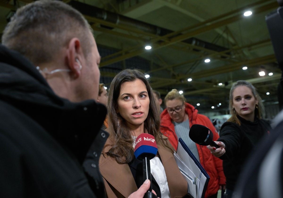 Budapest, 2025. december 1.
Szentkirályi Alexandra, a Fidesz-KDNP frakcióvezetője nyilatkozik a sajtónak a Fővárosi Közgyűlés rendkívüli ülésének kezdete előtt a BKV Zrt. kelenföldi buszgarázsában 2025. december 1-jén.
MTI/Bruzák Noémi