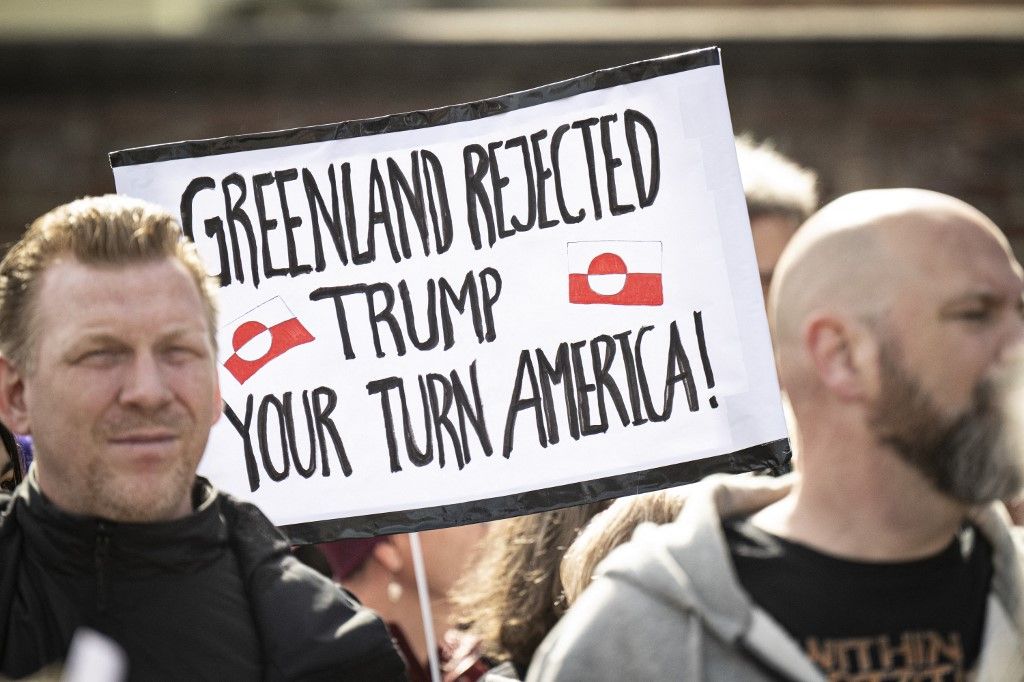 People protest against the American pressure taking place against Greenland and Denmark, in front of the American Embassy in Copenhagen on March 29, 2025. Denmark said on March 29, 2025 it did not like the "tone" of US Vice-president JD Vance after he accused Copenhagen of under-investing in Greenland during a visit to the Danish territory. (Photo by Nils Meilvang / Ritzau Scanpix / AFP) / Denmark OUT