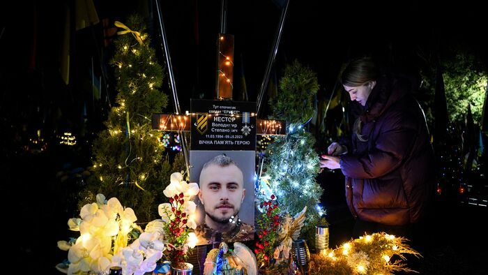 Ukrajna - Megemlékező az orosz-ukrán háborúban elesett katona sírjánál