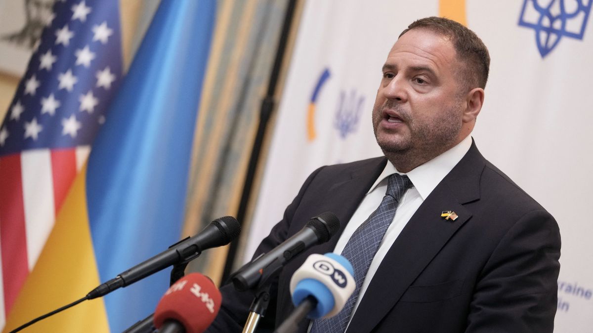 Korrupciós botrány ide vagy oda, Zelenszkij nem engedi el Jermak kezét