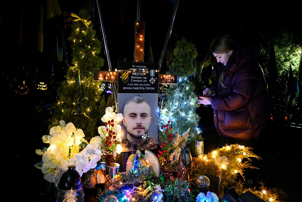 Ukrajna - Megemlékező az orosz-ukrán háborúban elesett katona sírjánál 