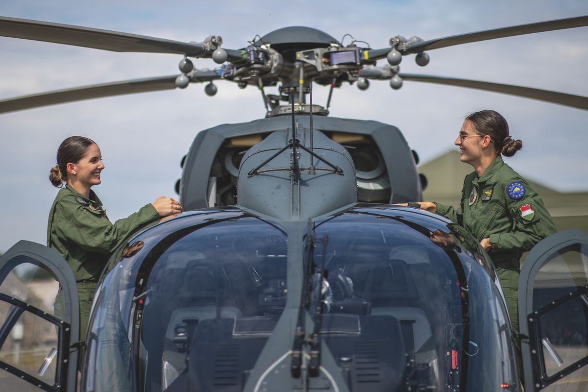 20250711 Szolnoki
MH Kiss József 86. Helikopterdandár
fotó: Polyák Attila (PA)
MW
képen: Simon-Bózsik Anna hadnagy, Király Emese hadnagy