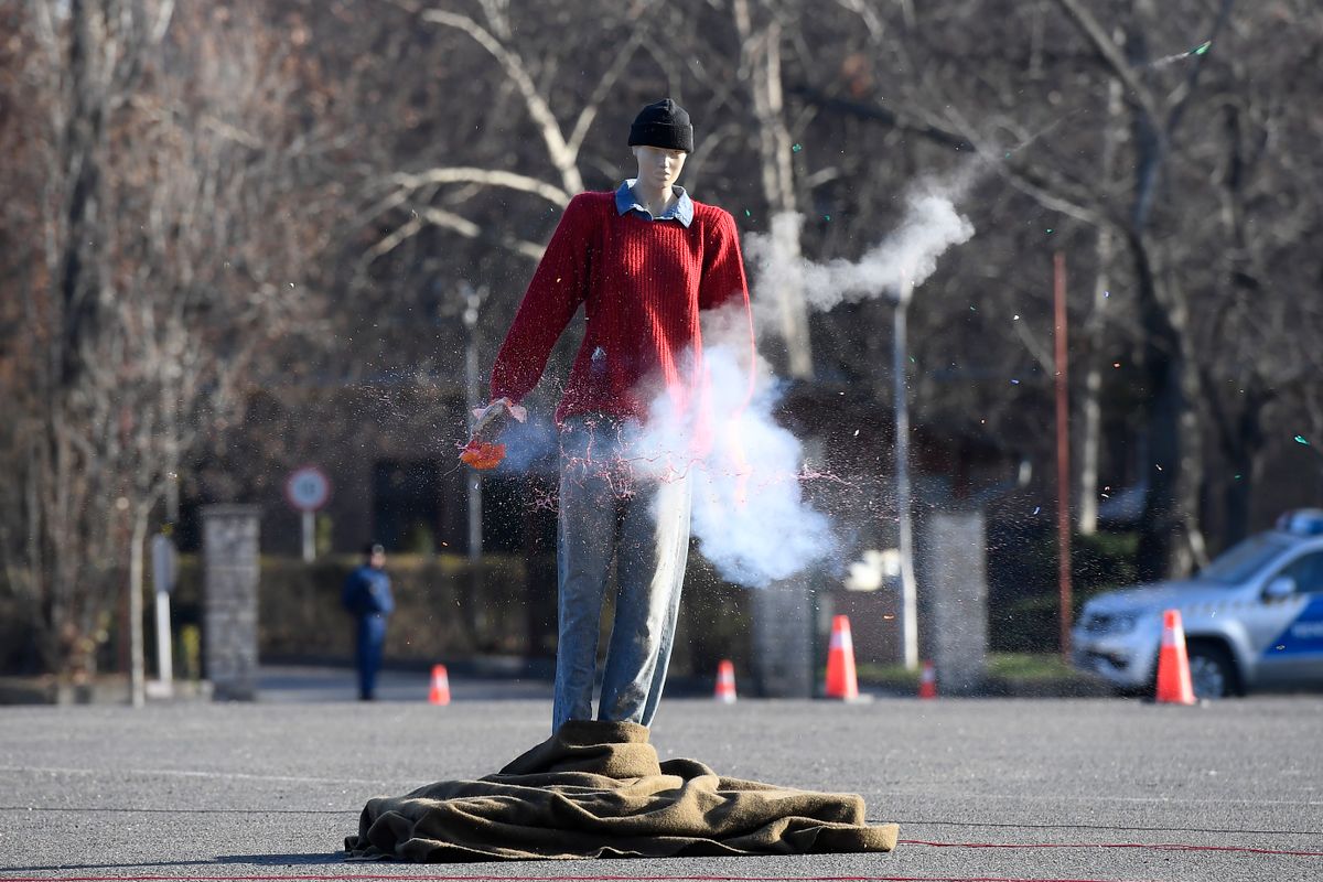 Budapest, 2019. december 27.
Petárda robban fel egy bábú kezében a pirotechnikai eszközök használatának veszélyeit ismertető sajtótájékoztatón a Készenléti Rendőrség budapesti bázisán 2019. december 27-én. A hatóságok azt javasolják, hogy mindenki csak legális forrásból szerezze be a szilveszteri pirotechnikai eszközöket, mert a "feketén" árult termékek súlyos baleseteket okozhatnak.
MTI/Kovács Tamás