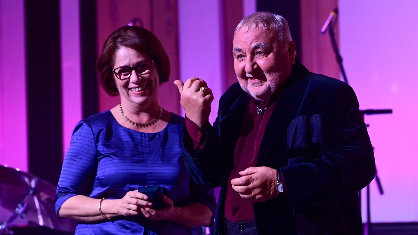 Altorjai Anita, a Duna Médiaszolgáltató Nonprofit Zrt. vezérigazgatója átadja a Karinthy-gyűrűt Mikó István színművésznek, rendezőnek a Duna Médiaszolgáltató Nonprofit Zrt. által alapított szakmai díjak átadásán a Budapest Music Centerben 2025. december 1