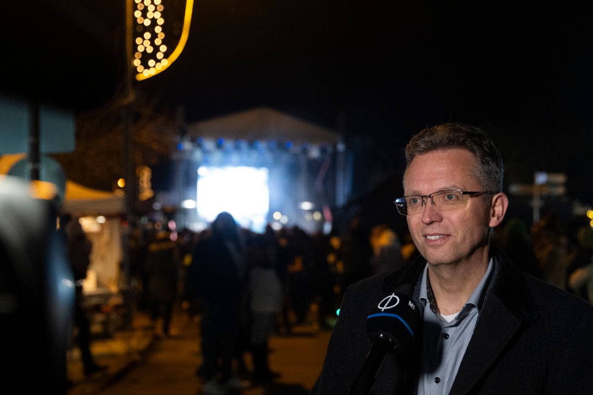 Mogyoród, 2025. december 20.
Hankó Balázs kultúráért és innovációért felelős miniszter nyilatkozik a közmédiának a Mindenki karácsonya rendezvényen Mogyoródon 2025. december 20-án.
MTI/Kocsis Zoltán