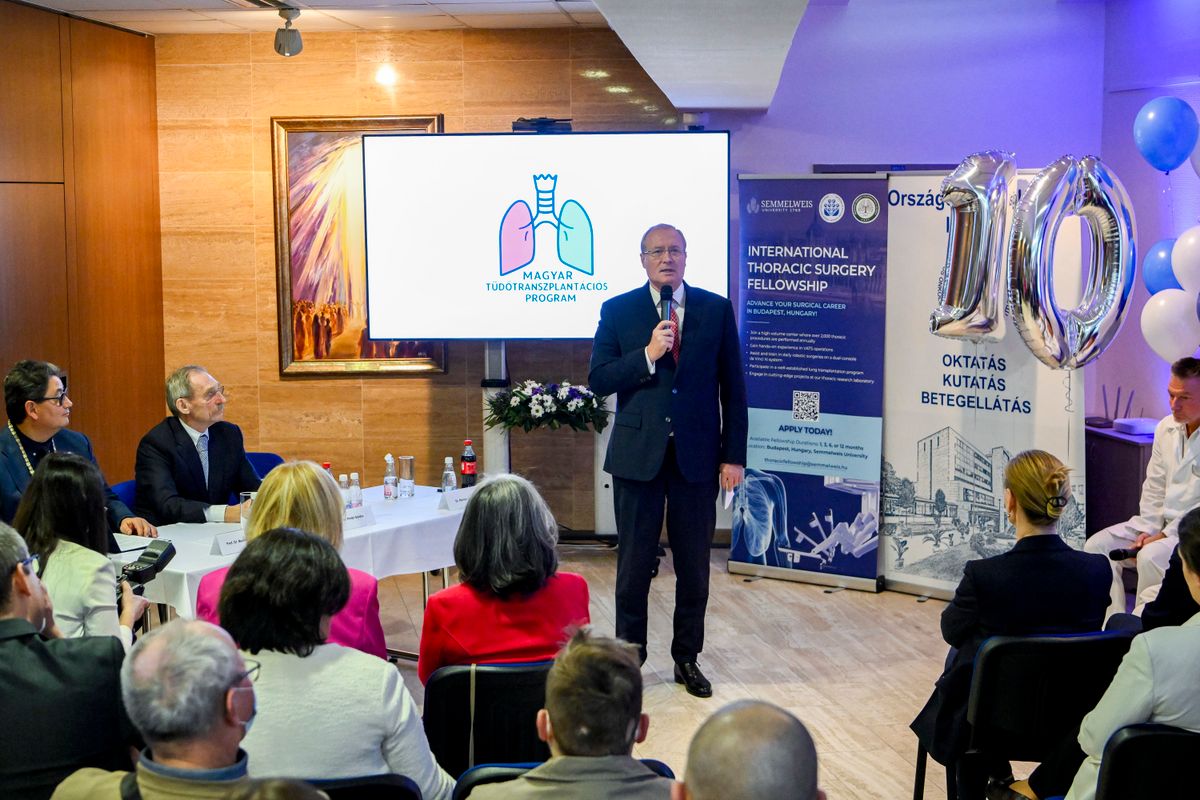 Budapest, 2025. december 18.
Révész János országos kórházi főigazgató beszédet mond a magyar tüdőtranszplantációs program elindításának 10. évfordulója alkalmából tartott ünnepségen Budapesten, az Országos Onkológiai Intézetben 2025. december 18-án. Mellette Pintér Sándor belügyminiszter (b2) és Merkely Béla, a Semmelweis Egyetem rektora (b).
MTI/Purger Tamás