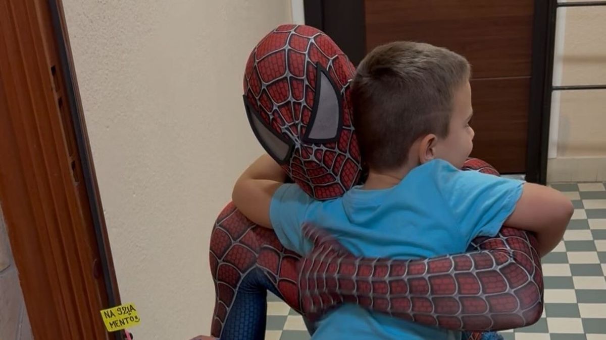 A Pókemberrel is találkozott a „Na szia, mentő!” mondatáról elhíresült kisfiú
