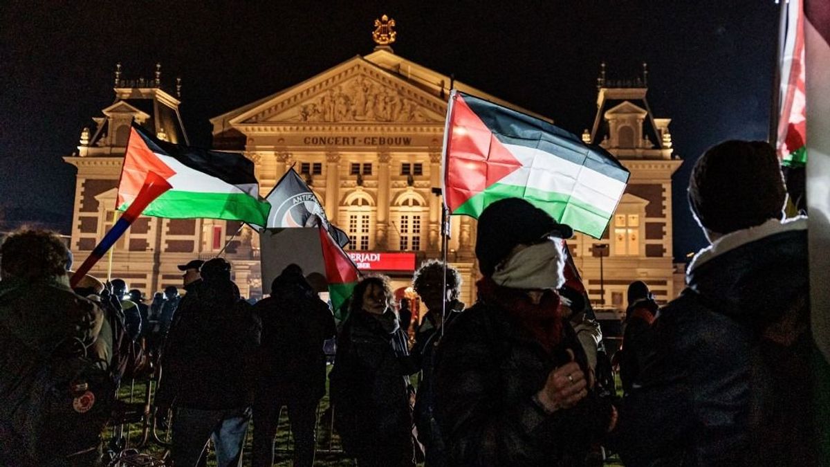 Hollandiában több embert letartóztattak egy izraeli kántor fellépése elleni tüntetésen