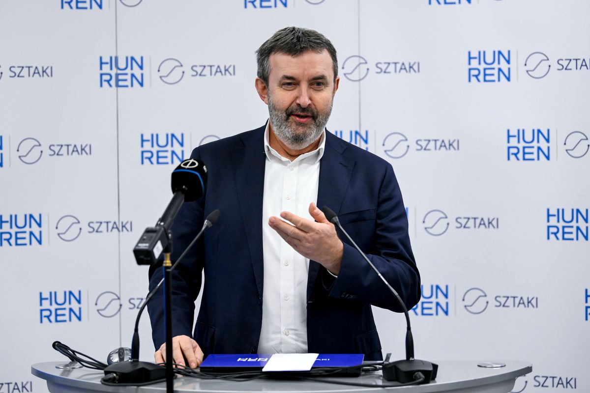 Budapest, 2025. december 1.
Palkovics László, a mesterséges intelligenciáért felelős kormánybiztos beszédet mond a HUN-REN Számítástechnikai és Automatizálási Kutatóintézet (SZTAKI) humanoid és négylábú robotok fejlesztésével foglalkozó kutatócsoportjának létrehozásáról tartott sajtótájékoztatón a HUN-REN SZTAKI innovációs és demonstrációs épületében 2025. december 1-jén.
MTI/Purger Tamás