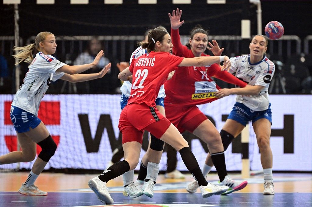 A női kézilabda-vb középdöntőjében, a Szerbia–Feröer mérkőzésen a DVSC légiósa, Jovana Jovovics három gólt dobott, de a végén hibát vétett