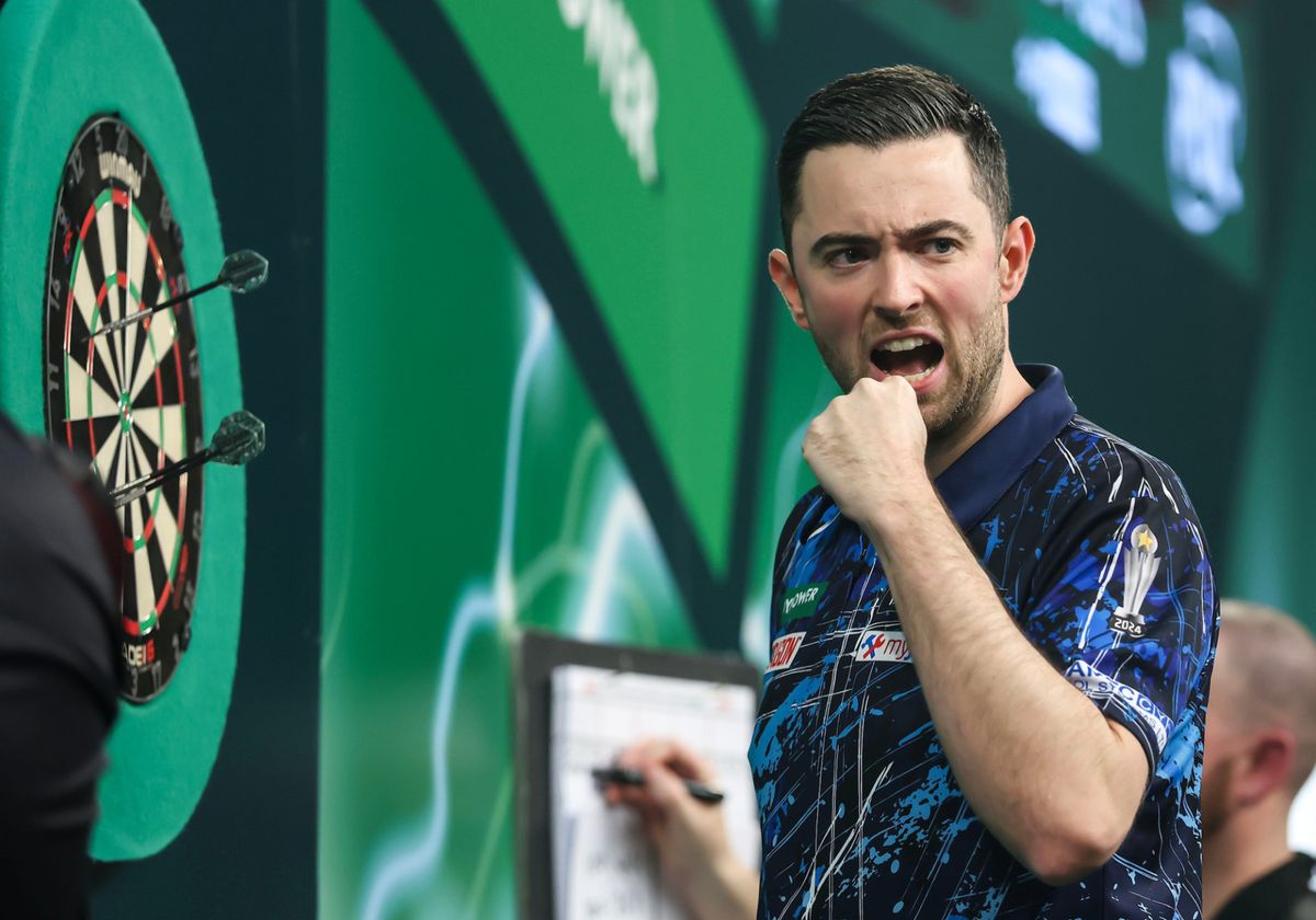 Luke Humphries egy őrült meccset nyert meg a darts-vb-n a legjobb 16 közé jutásért