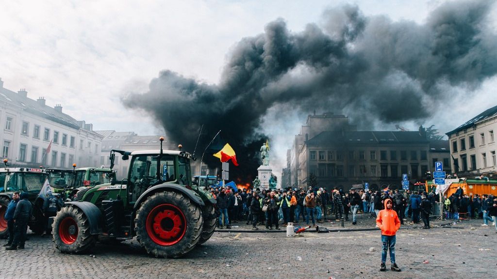 Brüsszelben tüntetnek a gazdák, a rendőrség könnygázt is bevetett