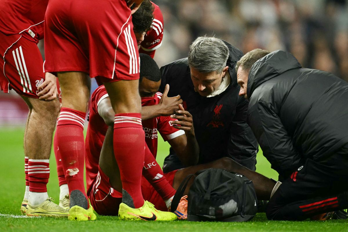 Alexander Isak a földön maradt a gólja után